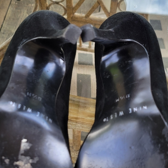 Nine West size 8.5 black suede pumps - Picture 7 of 7